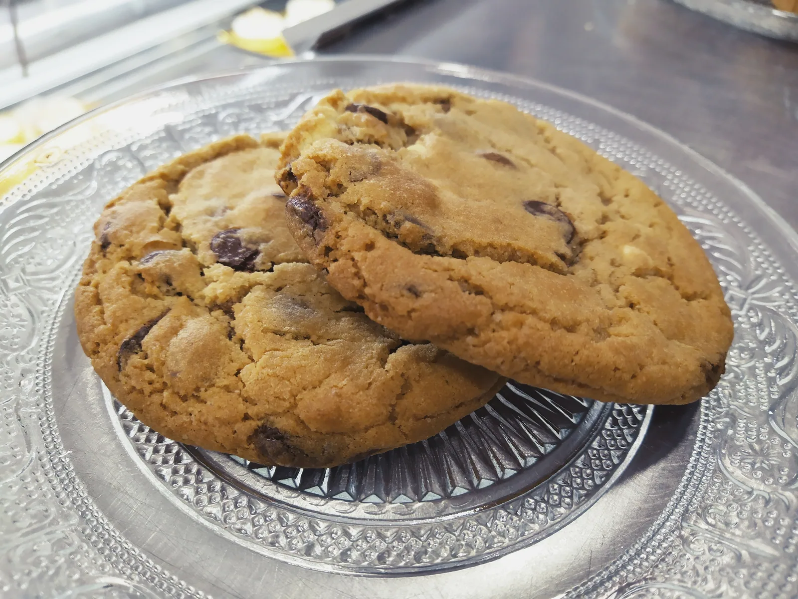 Cookies de chocolate recién hechas sobre plato de cristal