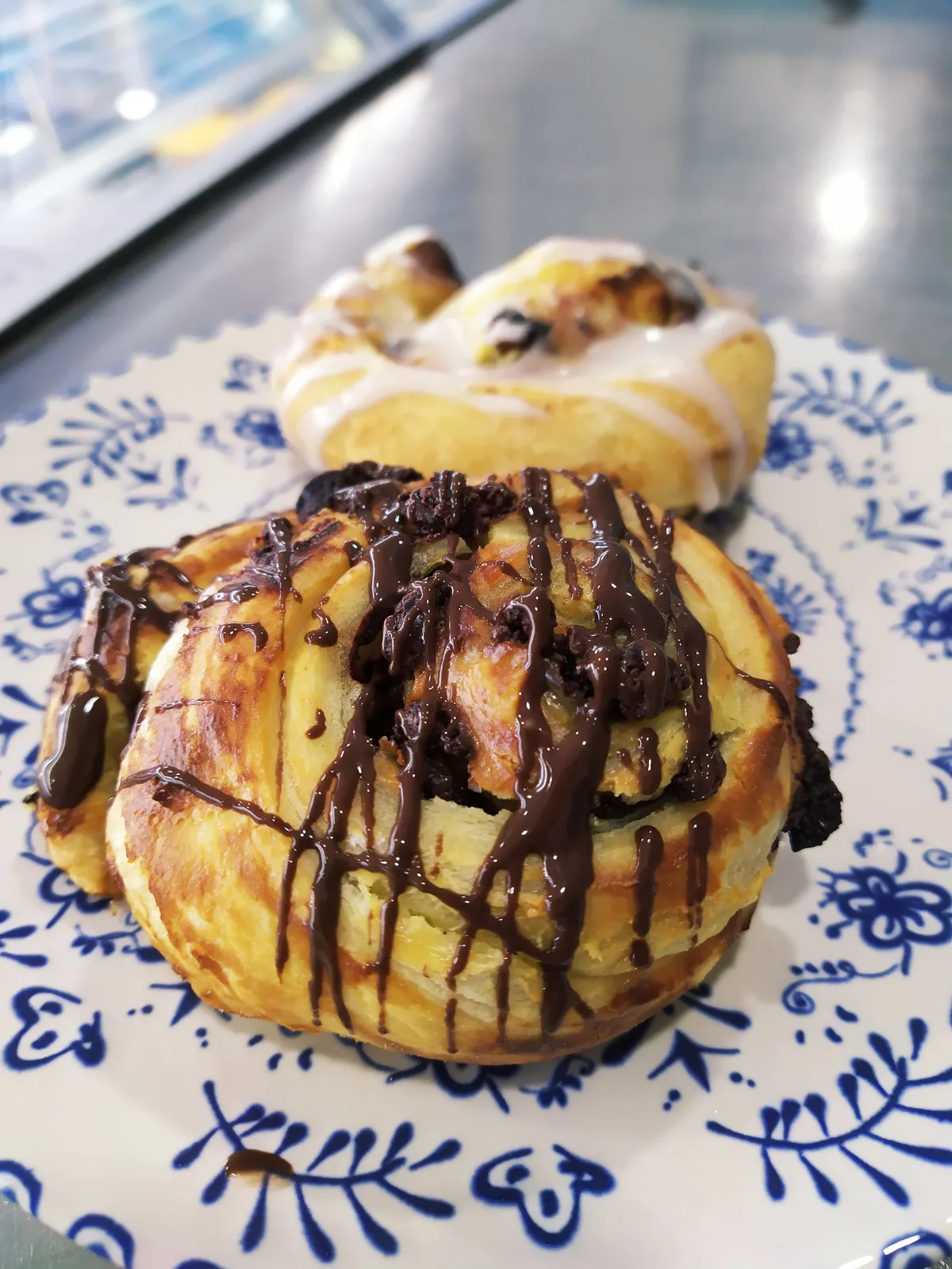Caracolas de hojaldre con glaseado y chocolate