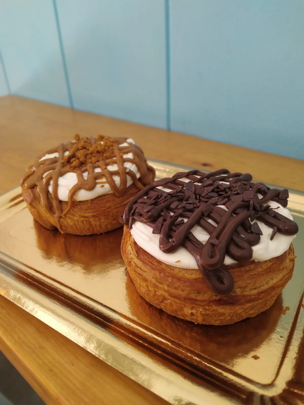 Cronuts de hojaldre rellenos de nata con chocolate y galleta