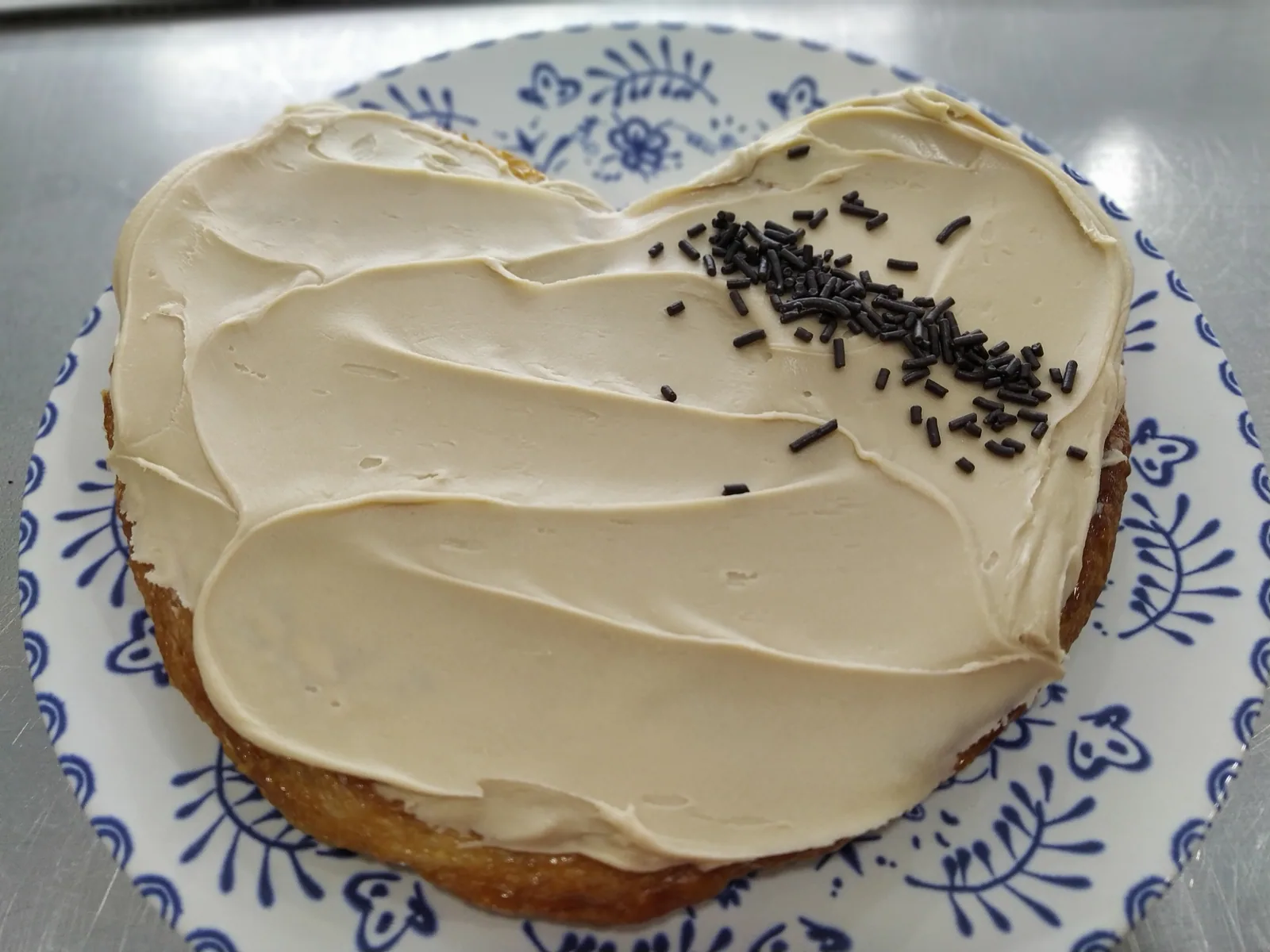 Bollo en forma de corazón con crema de café y fideos de chocolate