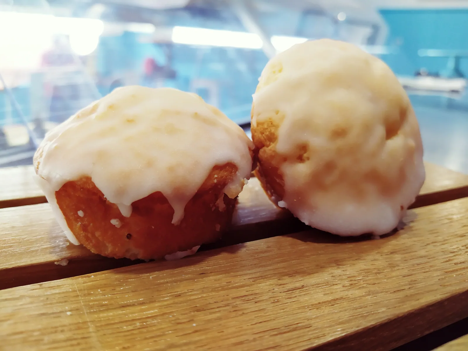 Bollos glaseados recién salidos del horno