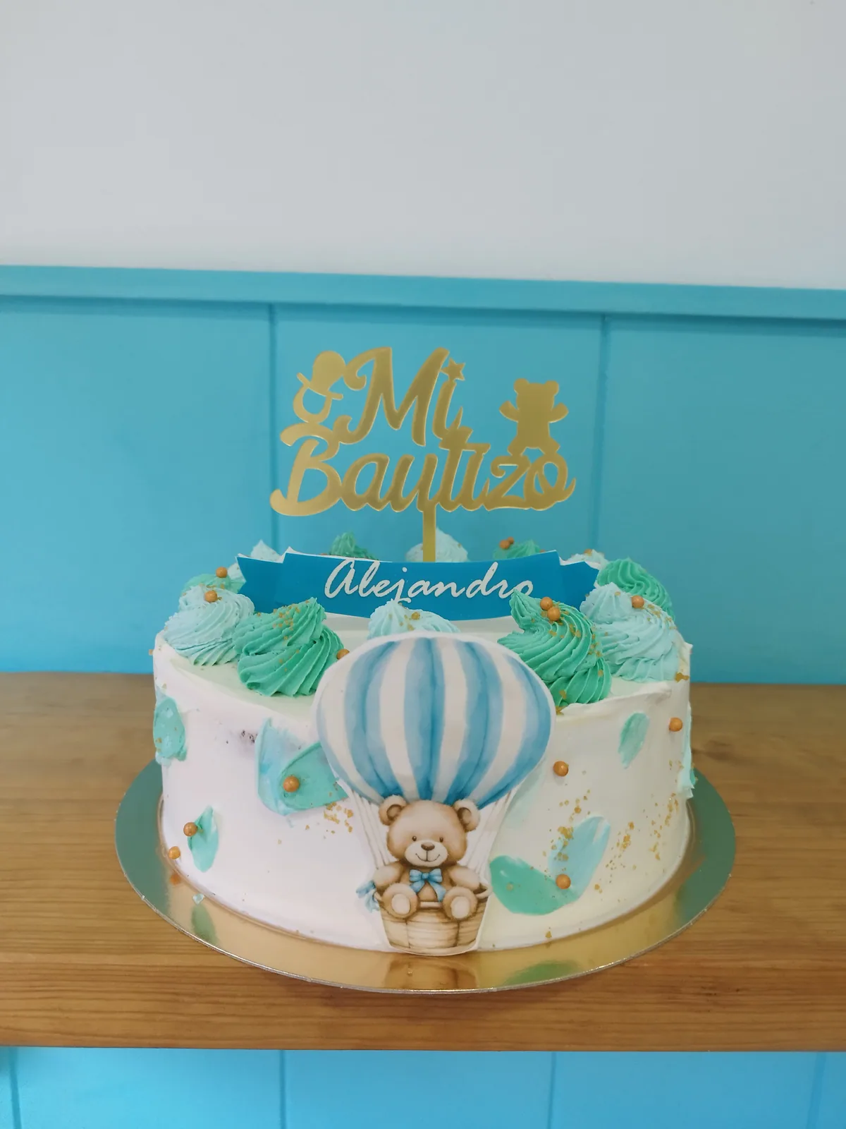 Tarta de bautizo blanca con globo aerostático de fondant y osito en tonos azules