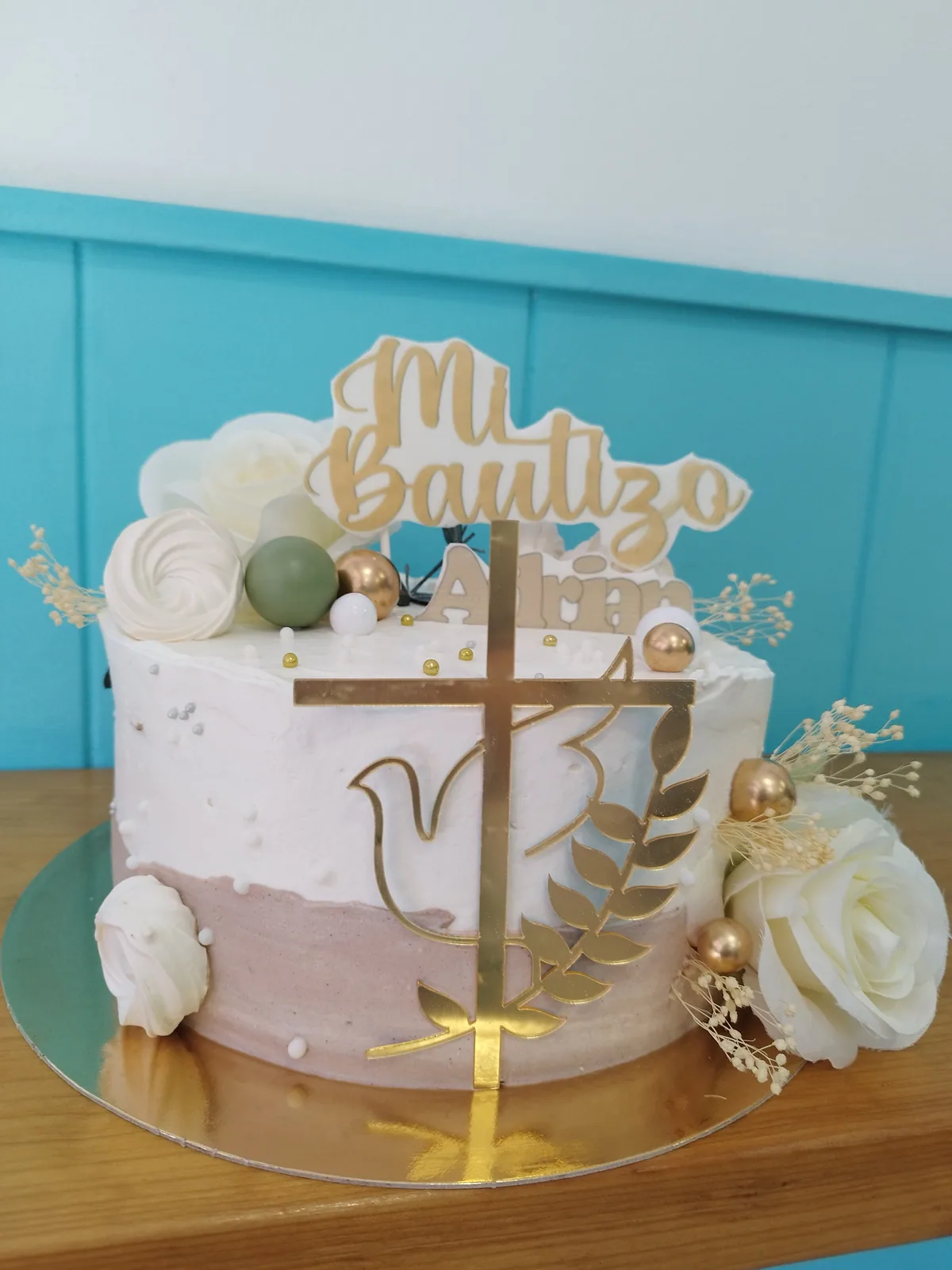 Tarta de bautizo en rosa empolvado con cruz de madera y peluche de recuerdo