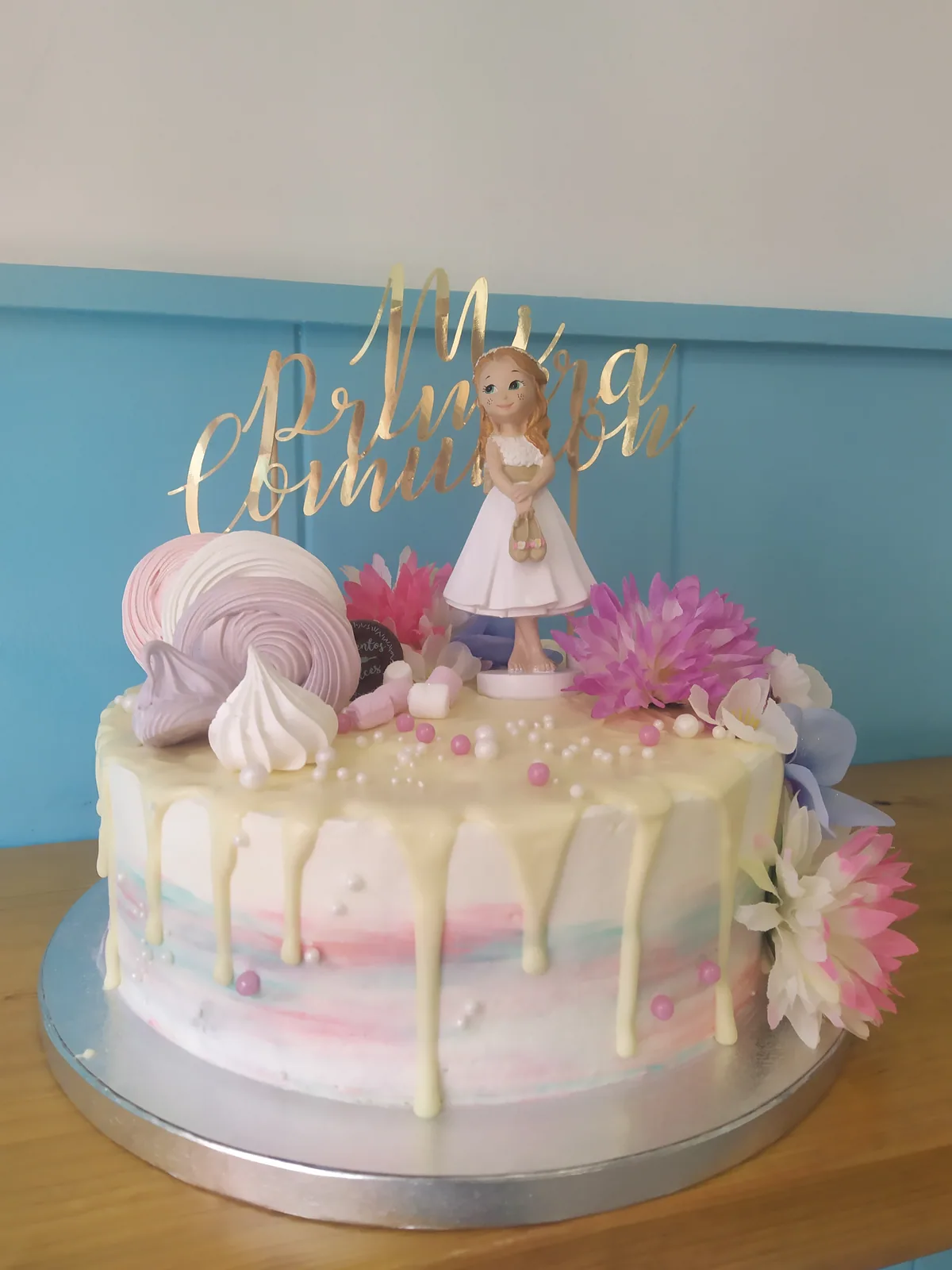 Tarta de comunión con flores de azúcar rosas y cartel dorado personalizado