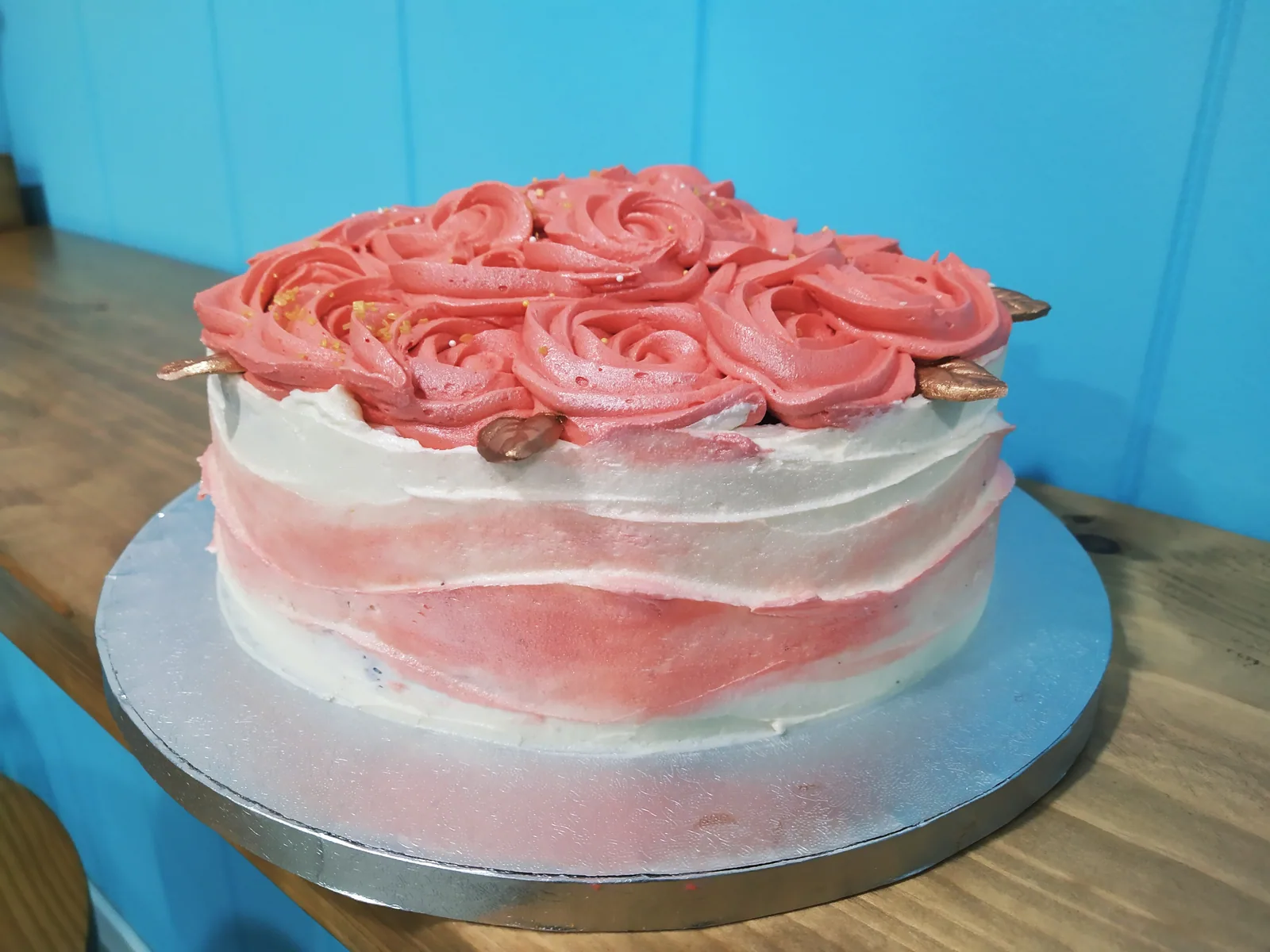 Tarta cubierta de rosas de buttercream en degradado rosa y blanco