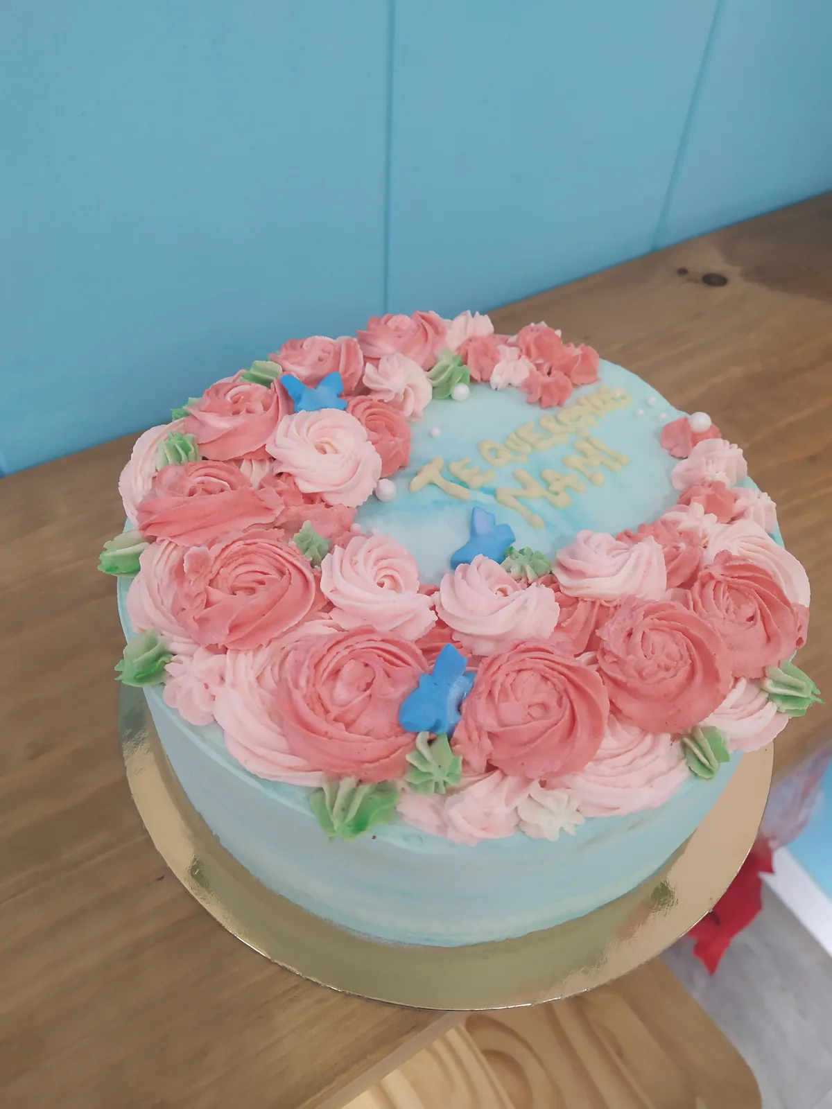 Tarta con flores de buttercream de colores cubriendo toda la superficie