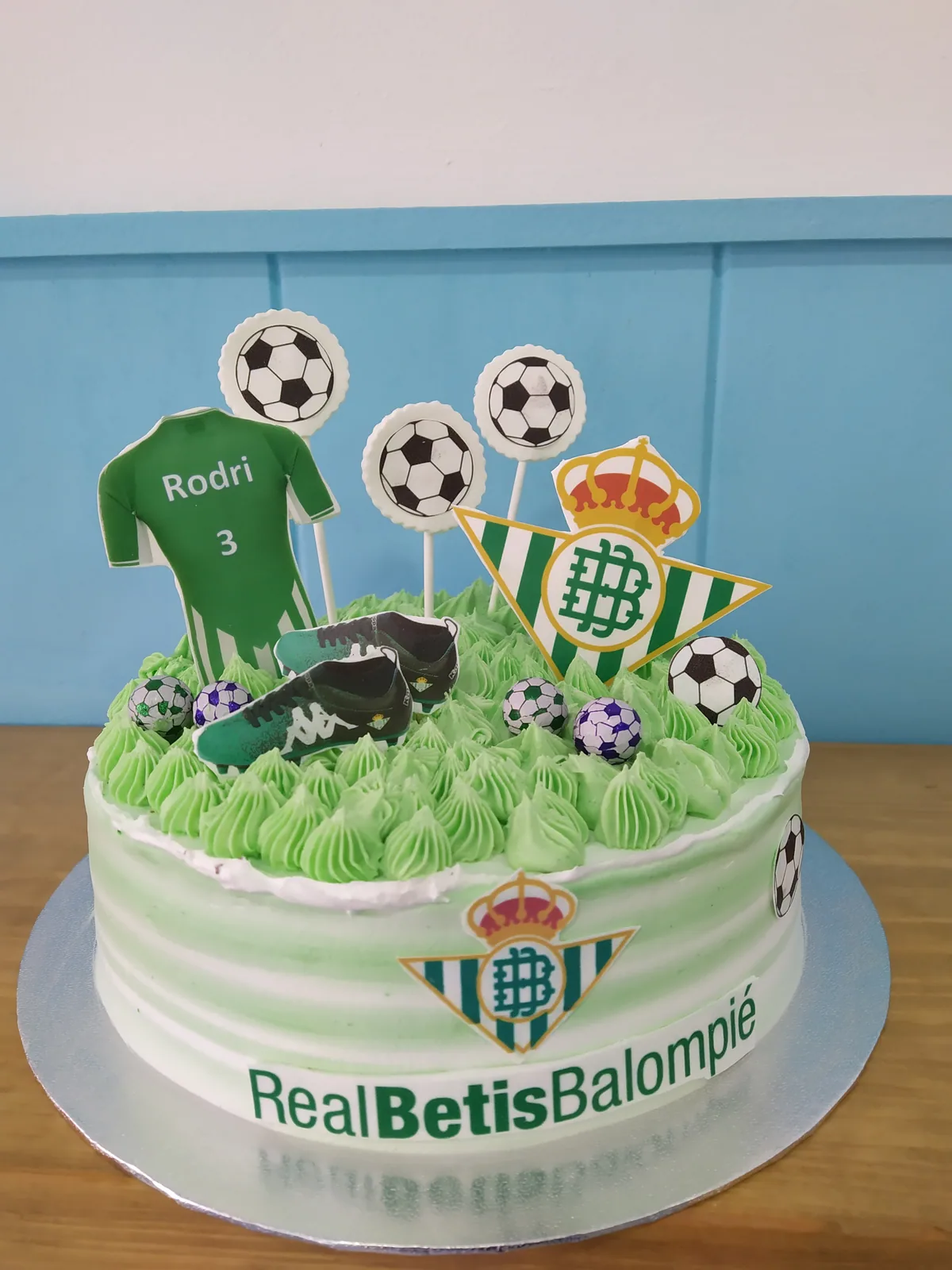 Tarta del Real Betis en verde y blanco con césped y balones de fondant