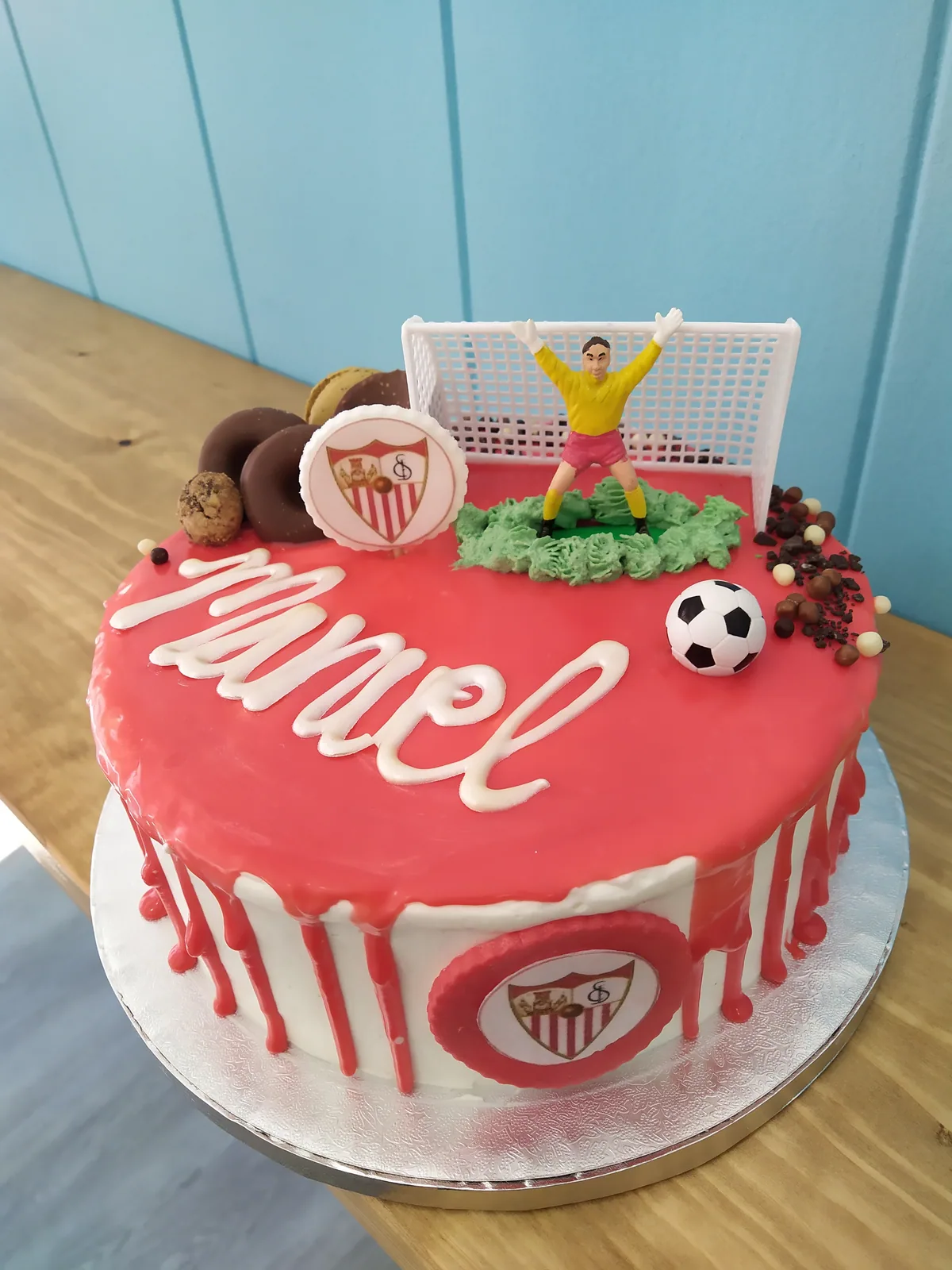 Tarta del Sevilla FC en rojo con portería de fondant, balones y el escudo del club