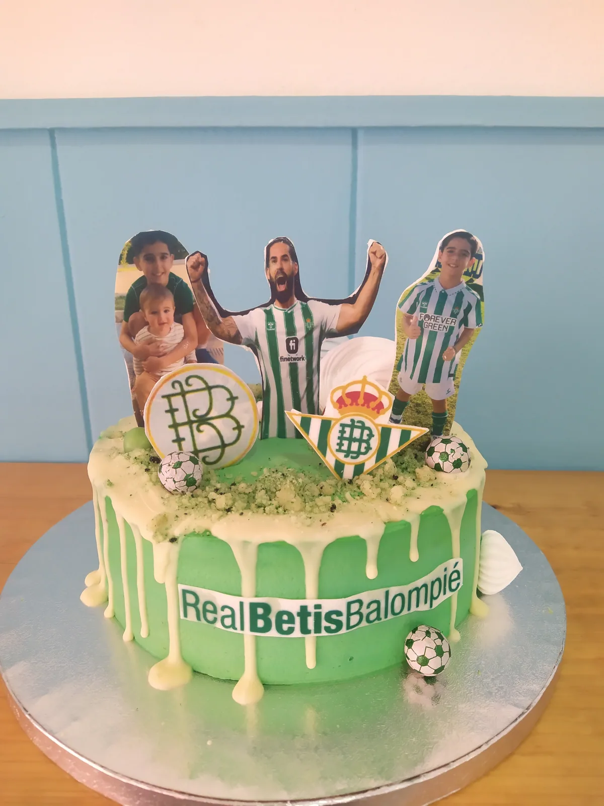 Tarta del Real Betis con jugadores de fondant y césped de buttercream