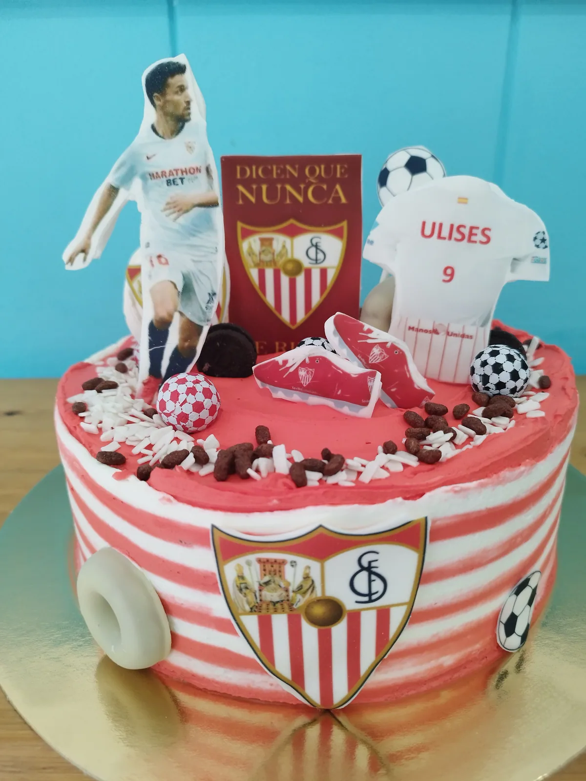 Tarta del Sevilla FC en rojo y blanco con figura de jugador y balones