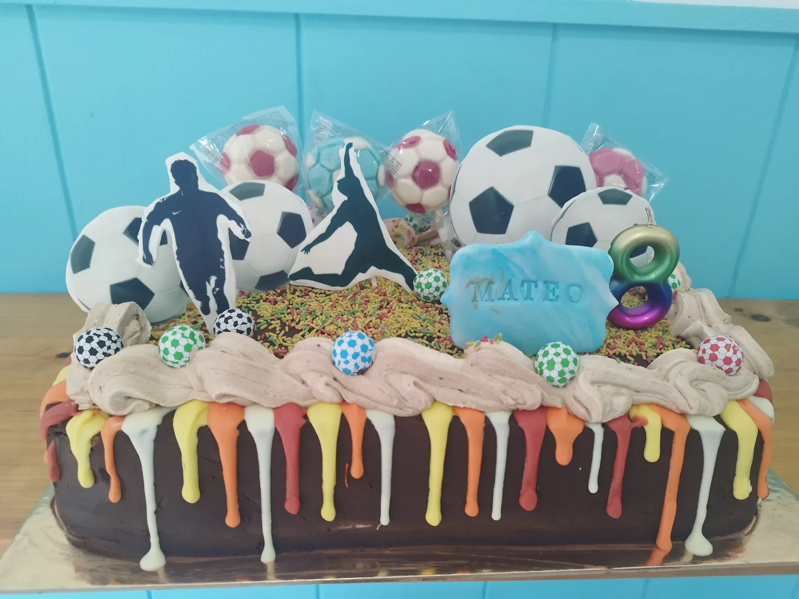 Tarta de fútbol con campo, portería y marcador personalizado
