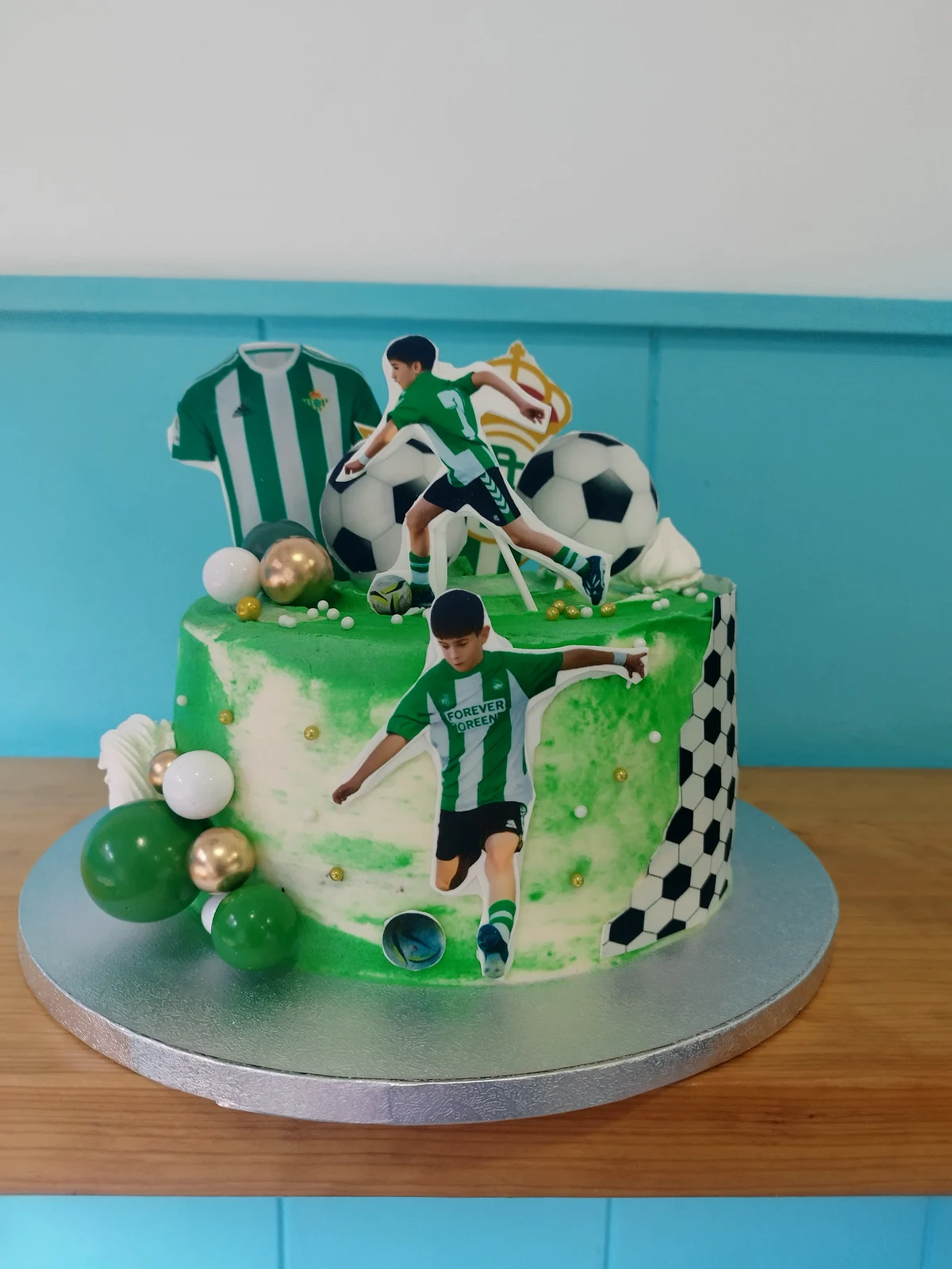Tarta del Real Betis con figura de jugador, portería de fondant y balones