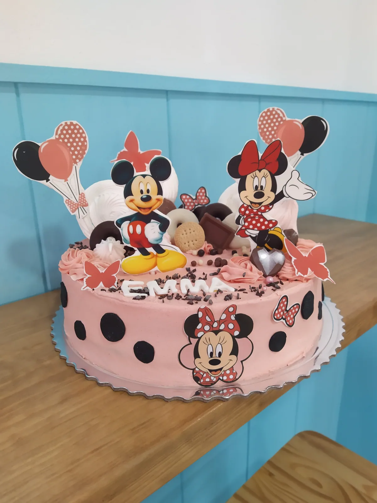 Tarta de Minnie Mouse en rosa con lunares blancos y lazos de fondant