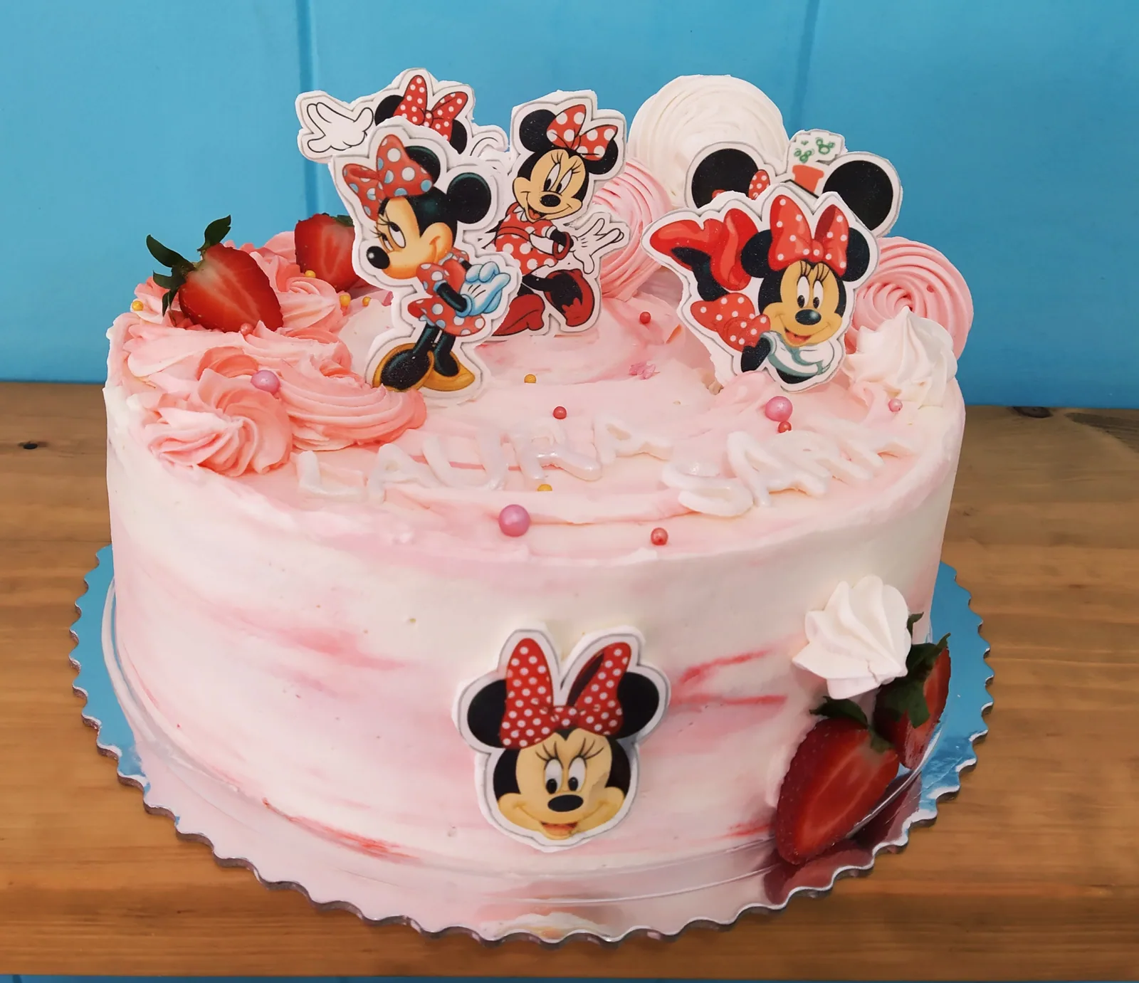 Tarta de Mickey y Minnie en rosa con fresas y los personajes arriba