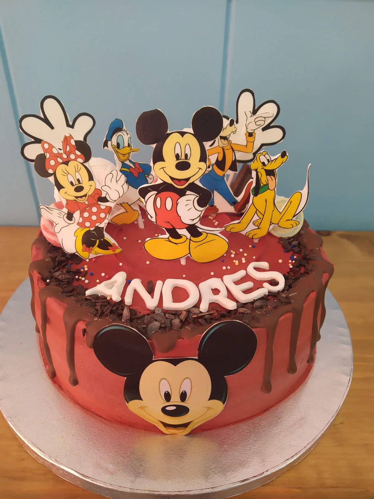 Tarta de Mickey Mouse en rojo y negro con el nombre en fondant