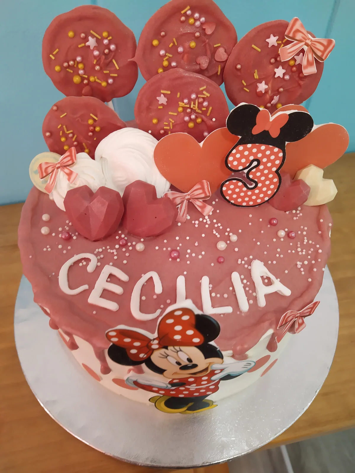Tarta de Minnie Mouse con orejas de galleta, lazos y el número tres