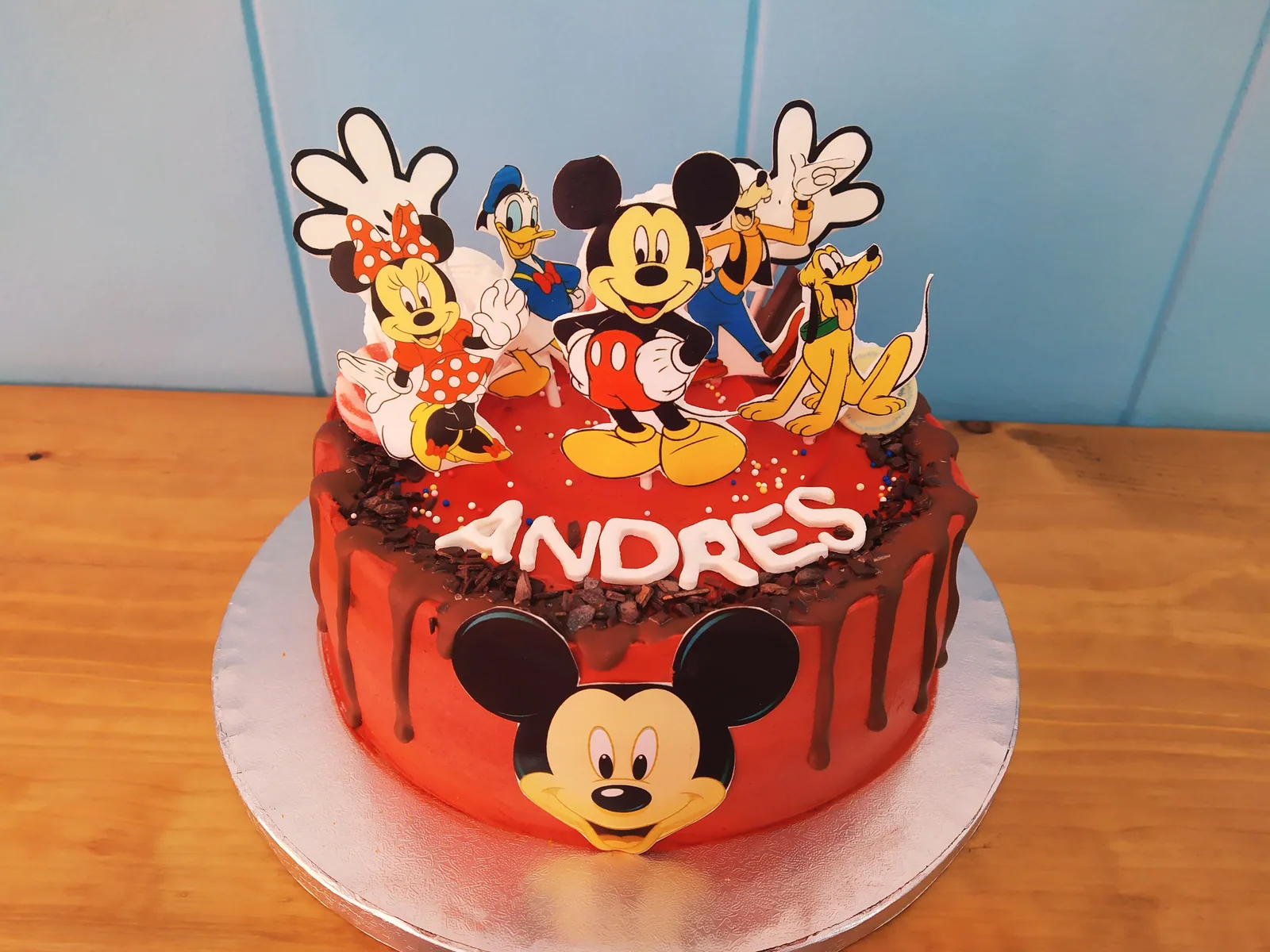 Tarta de Mickey Mouse roja con drip de chocolate y los personajes