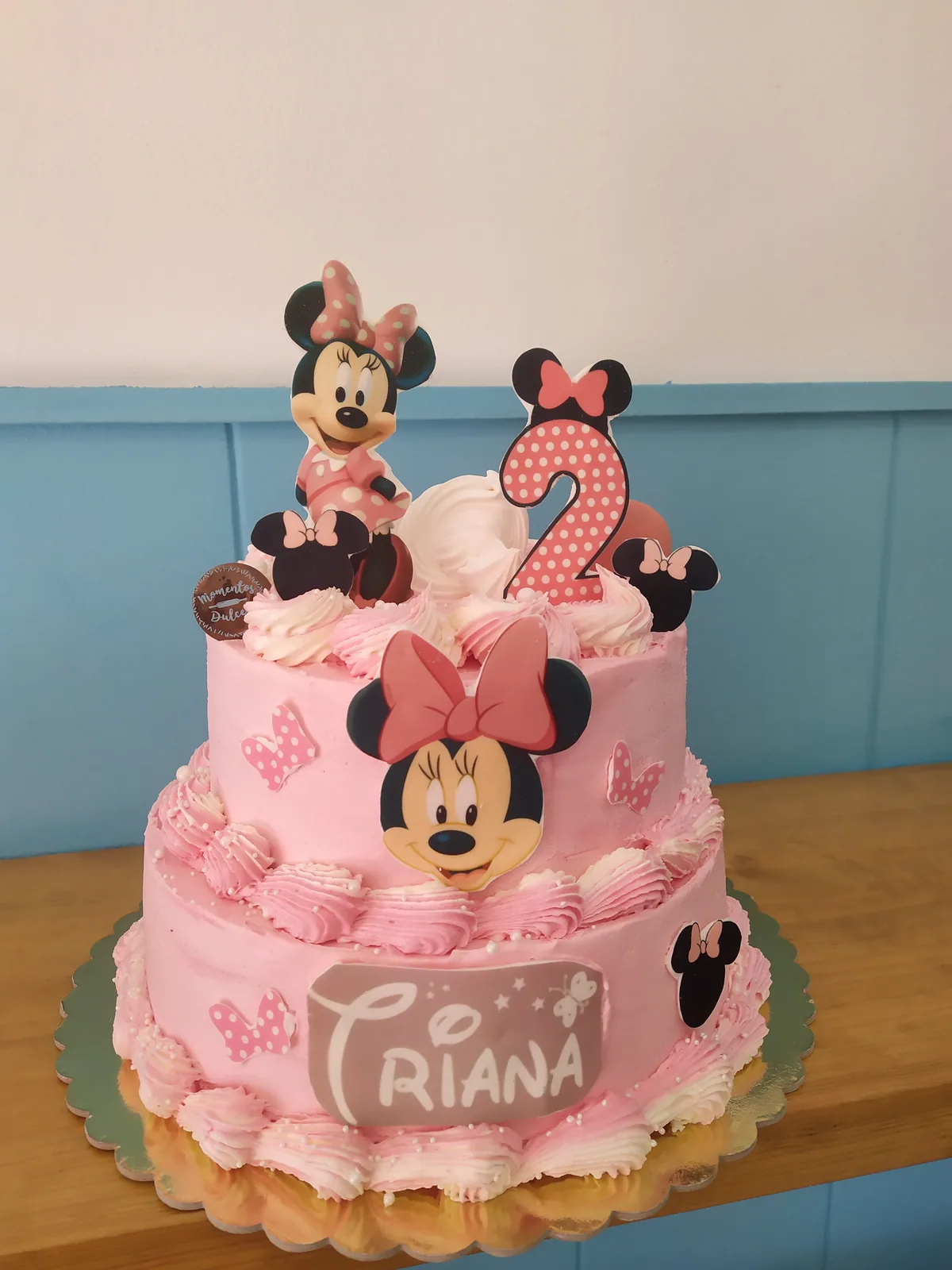Tarta de Minnie Mouse de dos pisos en rosa con lazos y el número dos