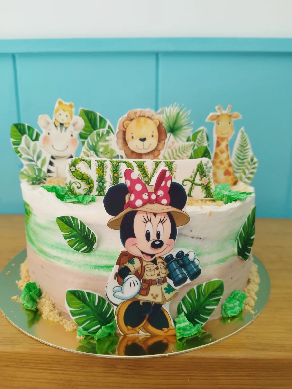 Tarta de Mickey Mouse con hojas tropicales y los personajes de fondant