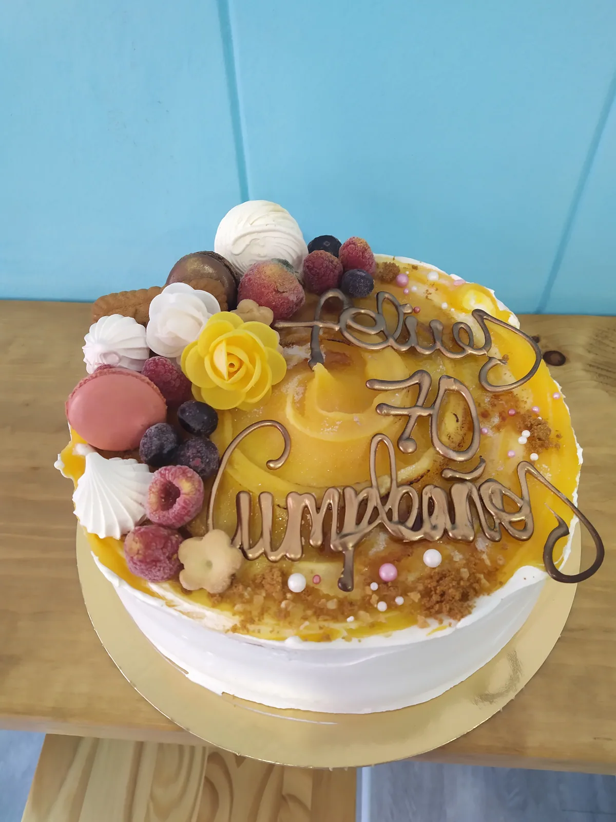 Tarta con frutas y merengues en media luna y felicitación escrita a mano