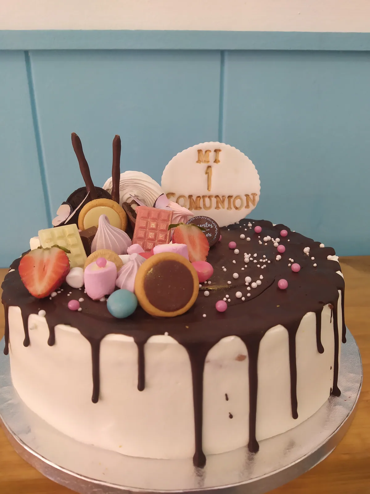 Tarta con drip de chocolate, macarons y galletas en media luna