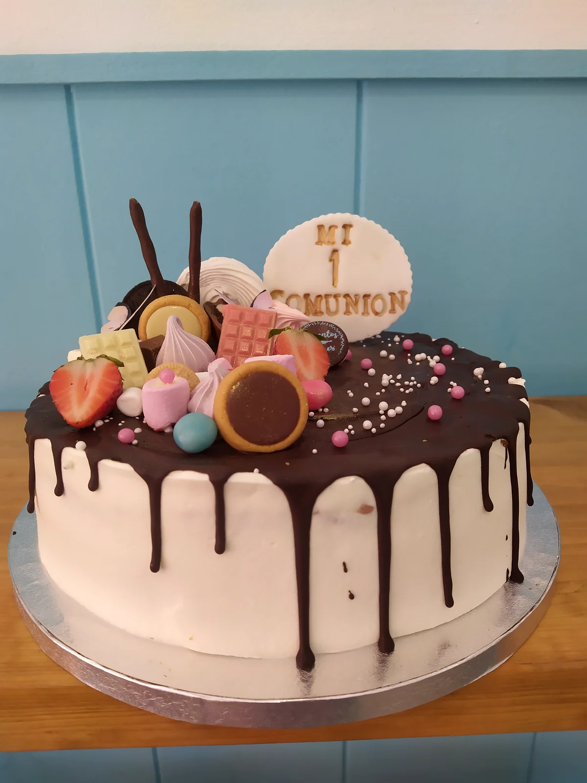 Tarta de comunión con drip de chocolate, macarons y medallón de Mi Primera Comunión