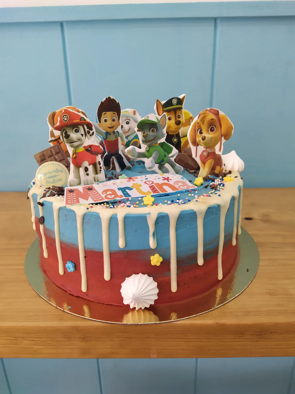 Tarta de la Patrulla Canina roja con drip de chocolate blanco y toda la patrulla