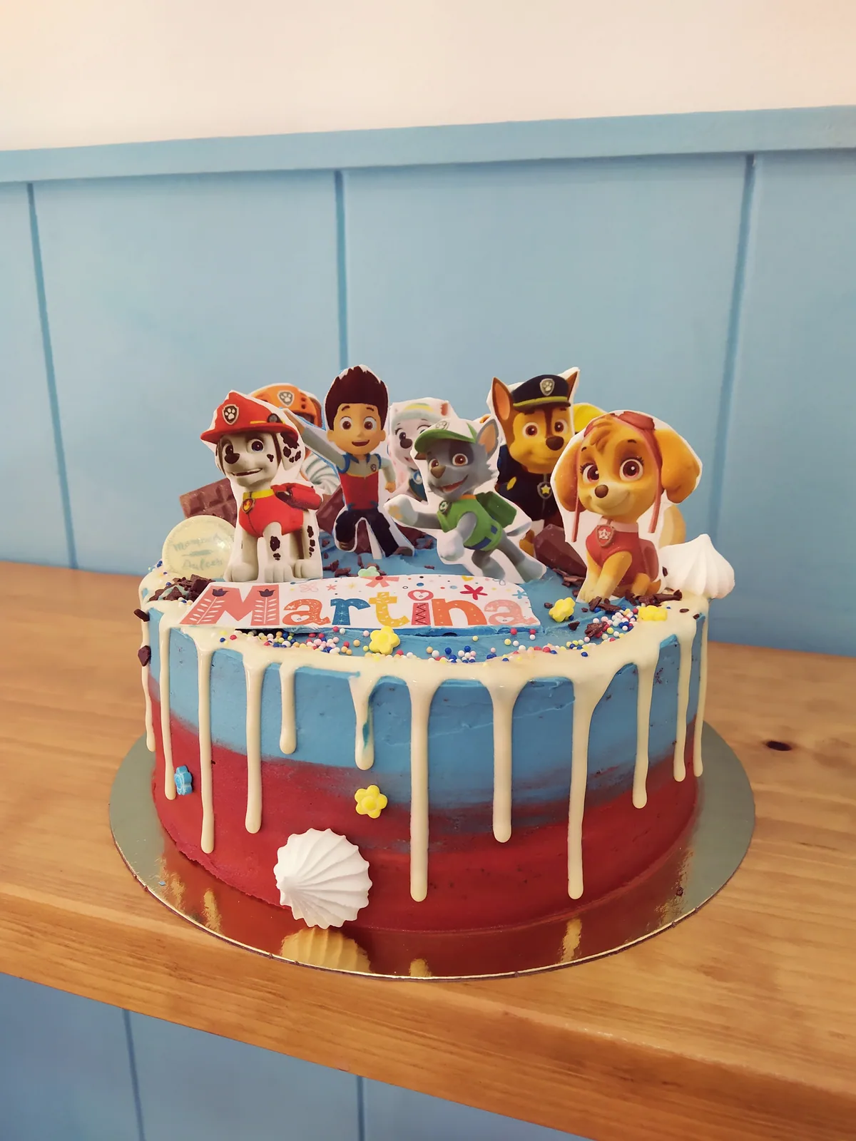Tarta de la Patrulla Canina con drip rojo, merengues y los personajes en la parte superior