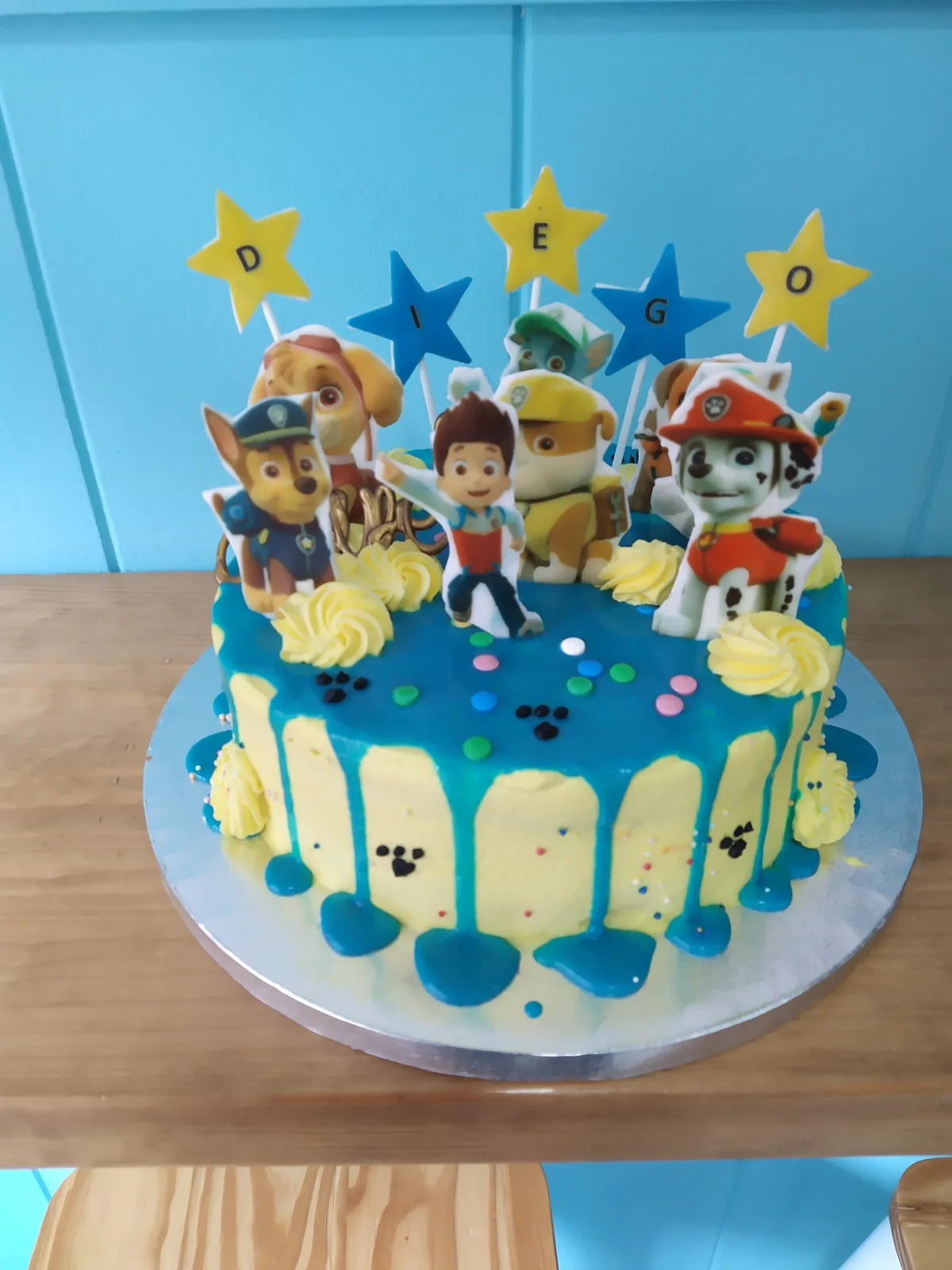 Tarta de la Patrulla Canina azul con estrellas doradas y los cachorros de fondant