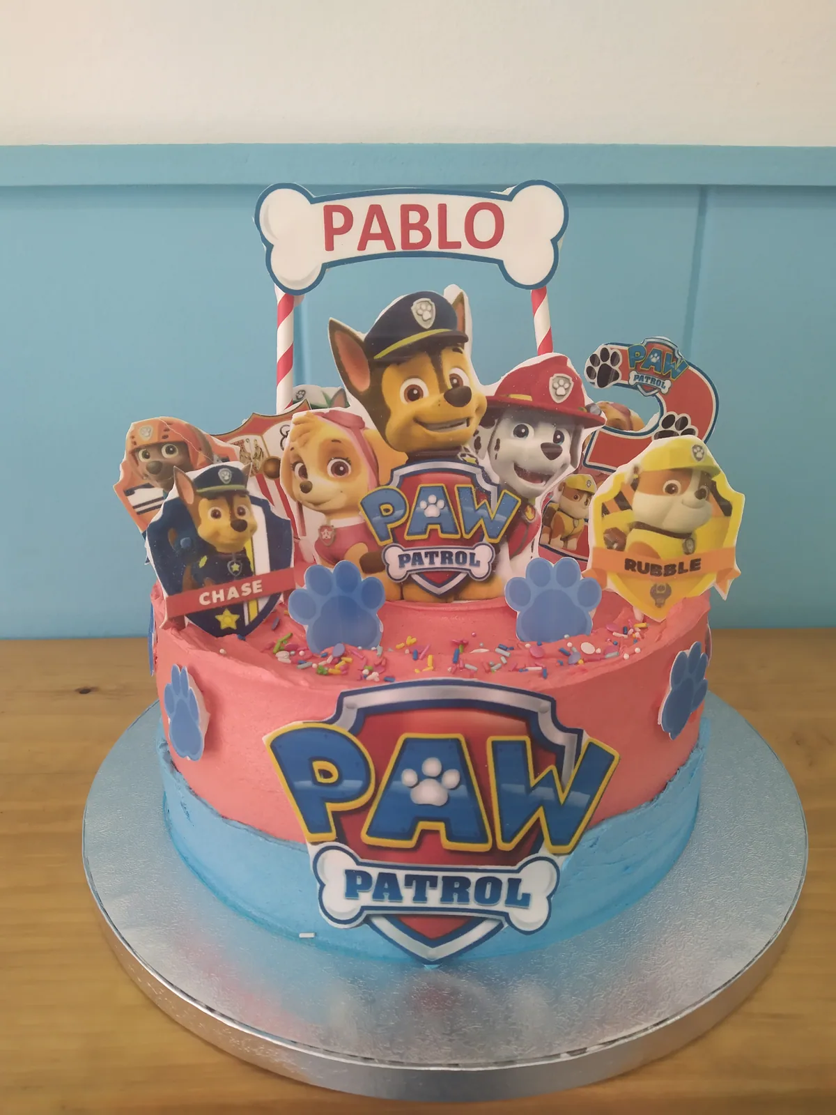 Tarta de la Patrulla Canina con el logo Paw Patrol y nombre personalizado