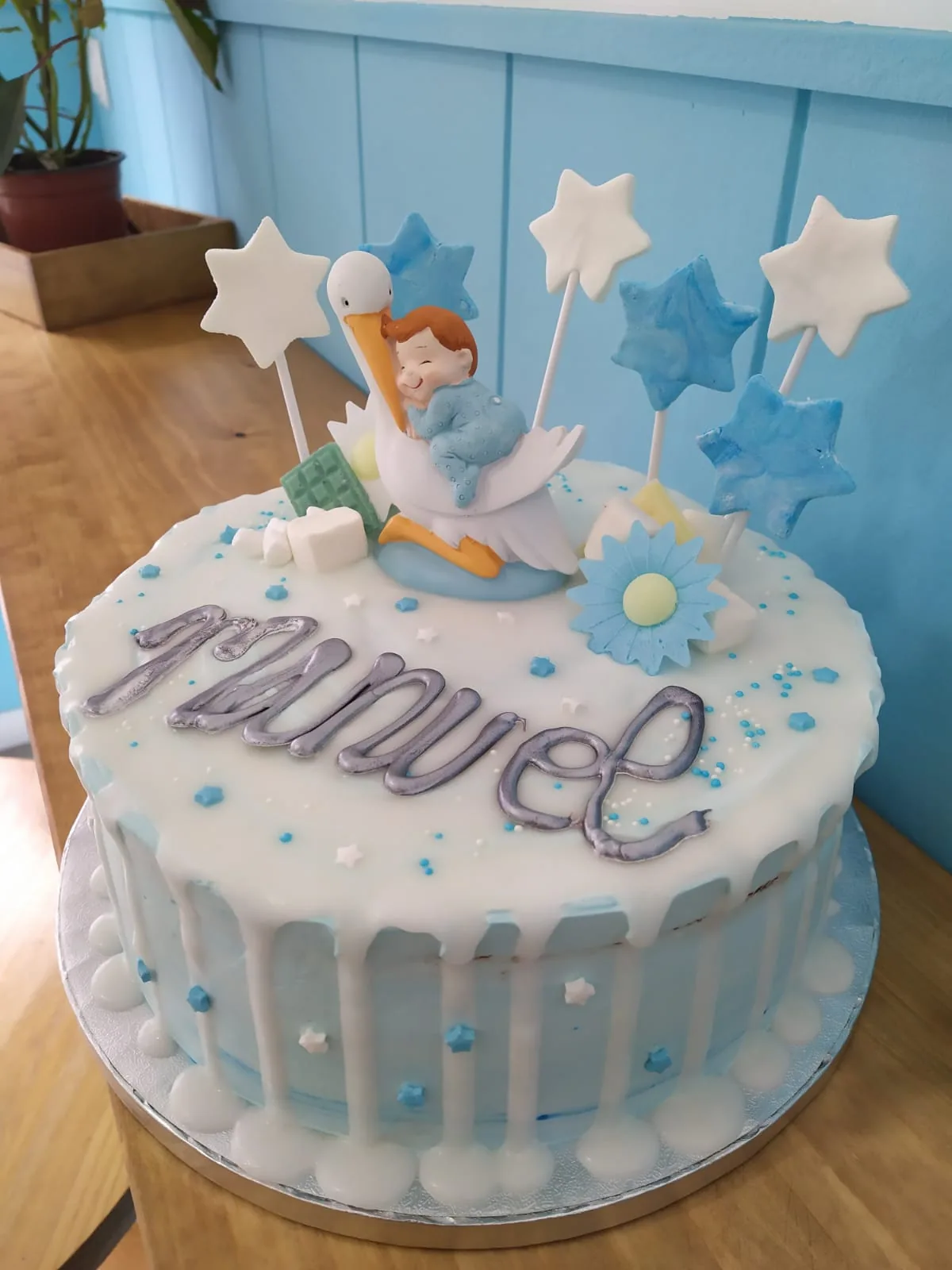 Tarta de primer cumpleaños en azul y blanco con estrellas y el número uno