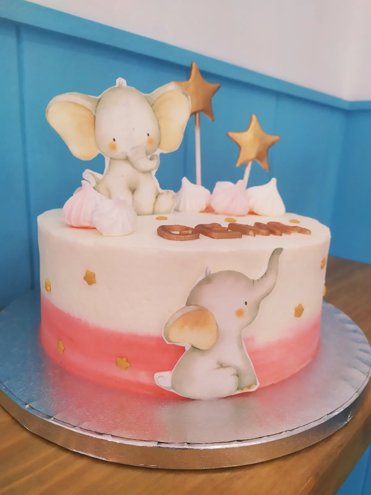 Tarta de primer añito con elefante modelado a mano, estrellas y nombre
