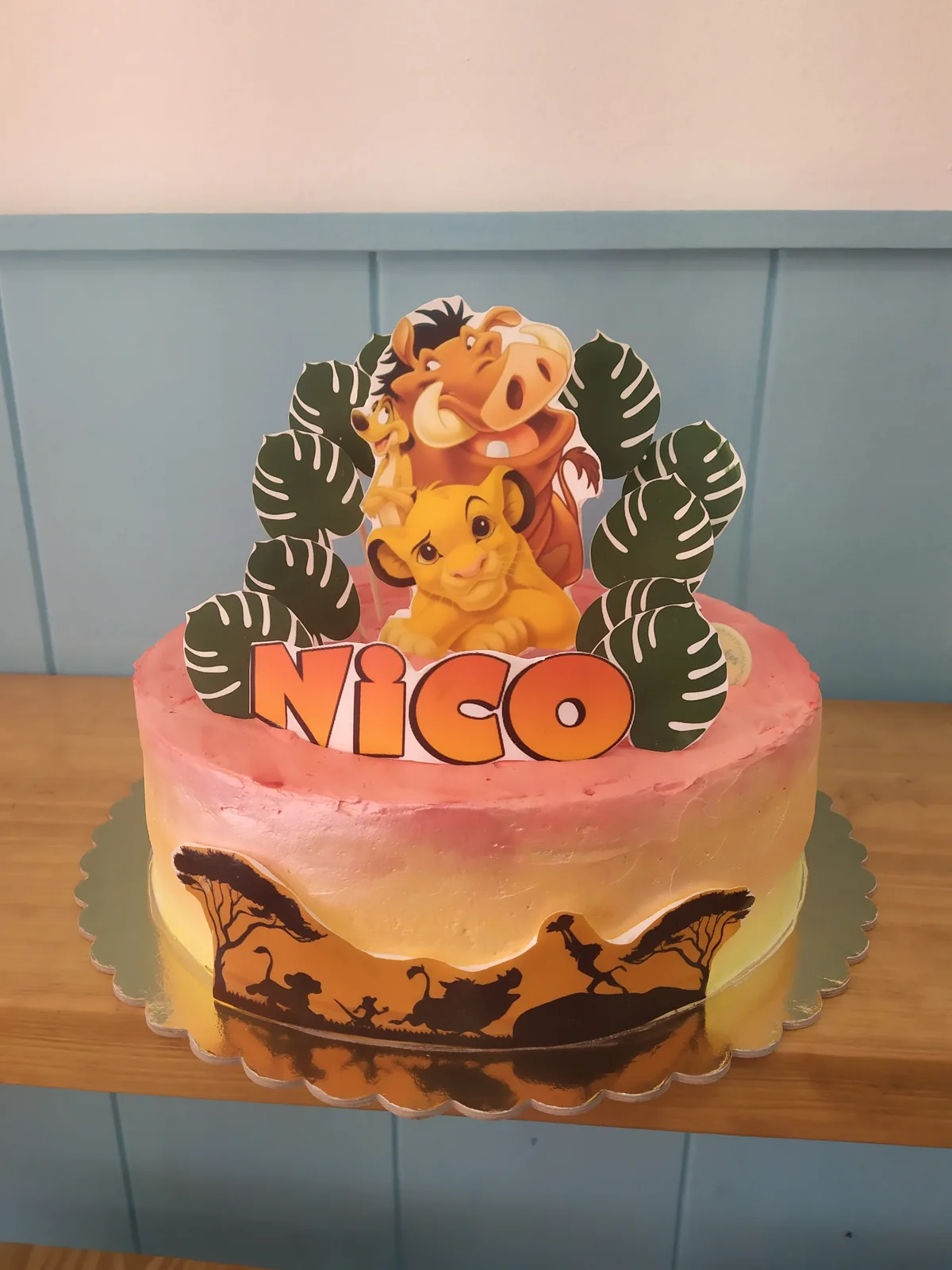 Tarta de primer cumpleaños con animales de la selva y león de fondant