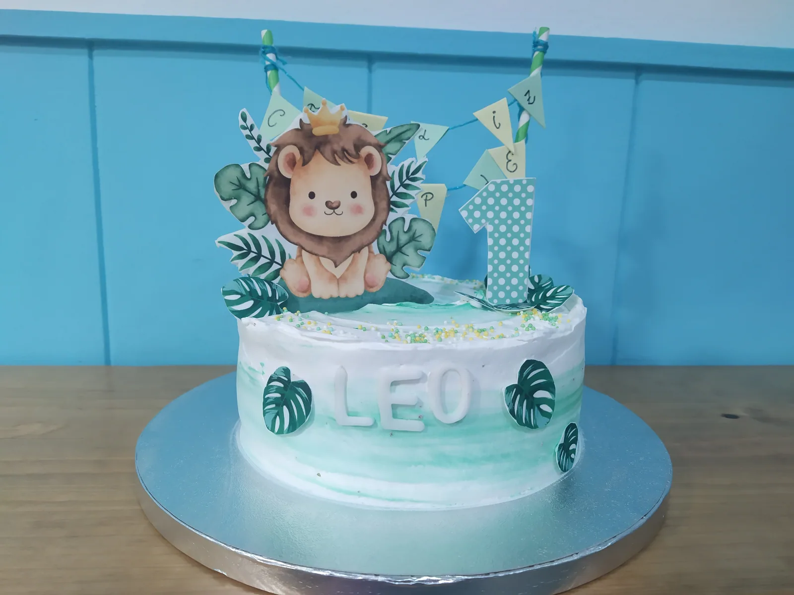 Tarta de primer cumpleaños con leoncito, palmeras y el número uno