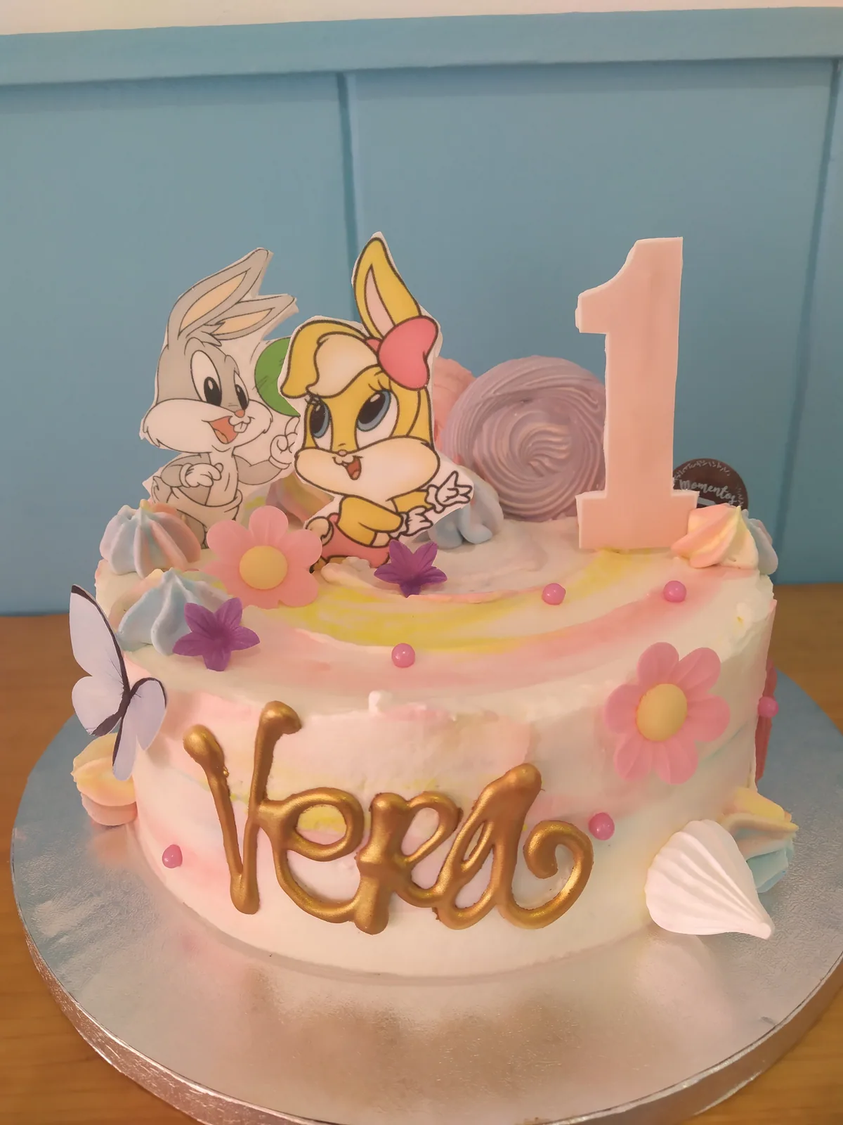 Tarta de primer cumpleaños en rosa con animalitos, luna y el número uno