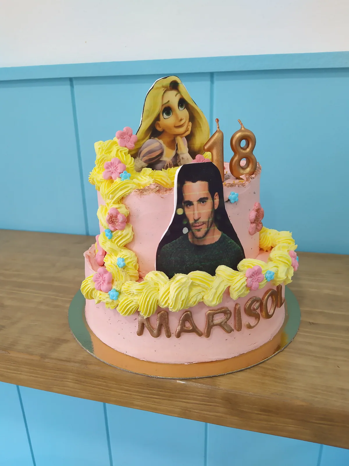 Tarta de princesas Disney en rosa con Rapunzel y flores de fondant
