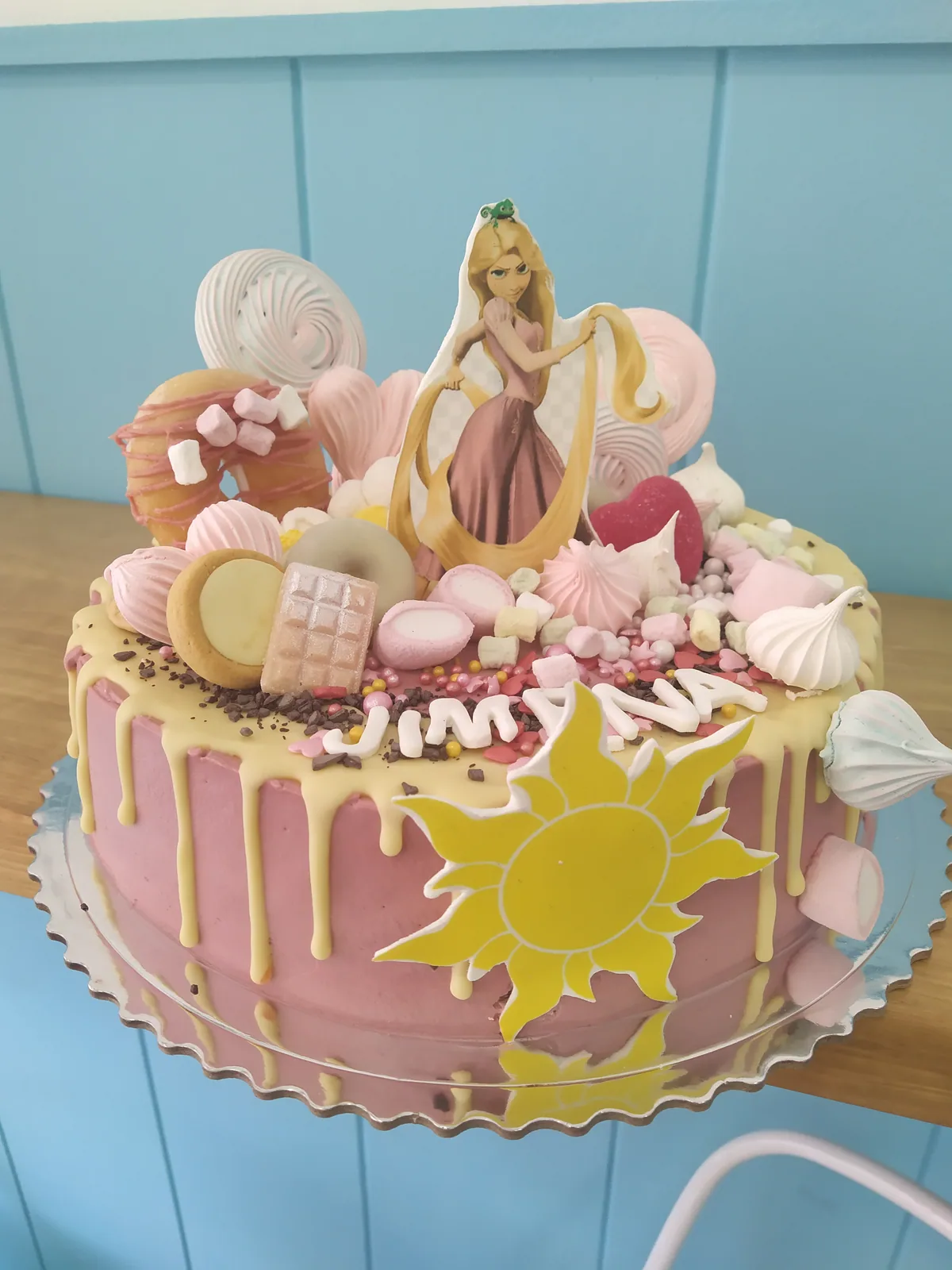 Tarta de princesas Disney con Bella, soles dorados y drip rosa
