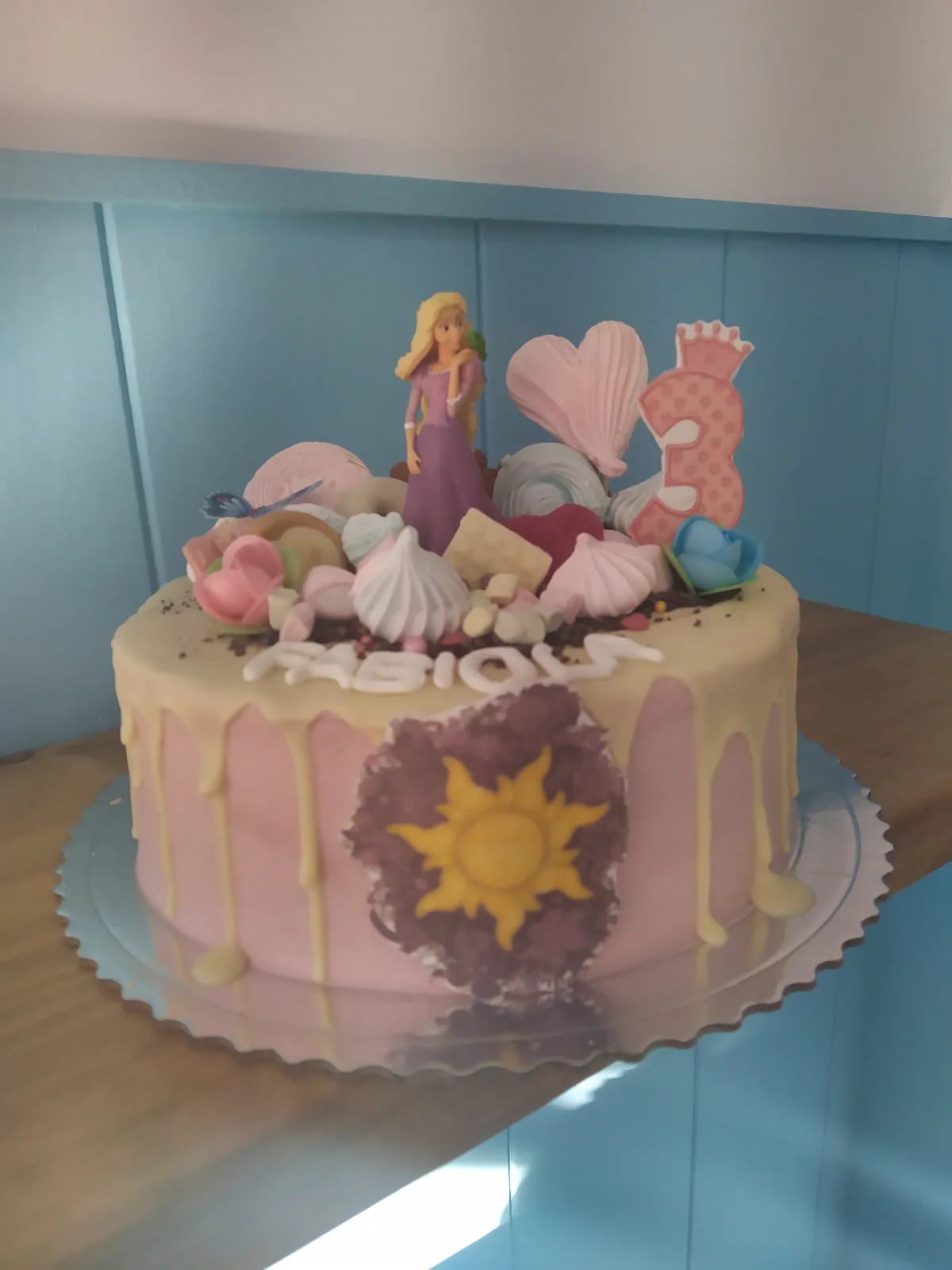Tarta de princesas Disney en rosa con flores moradas y la princesa arriba