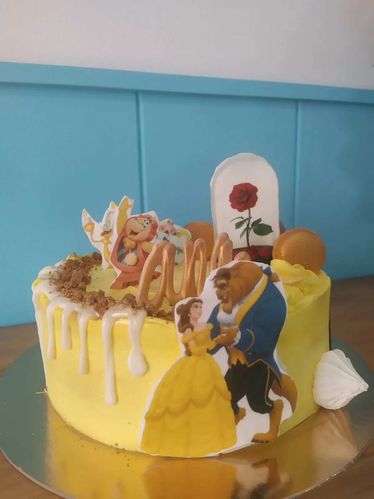 Tarta de princesa Disney en amarillo con drip y la figura del personaje