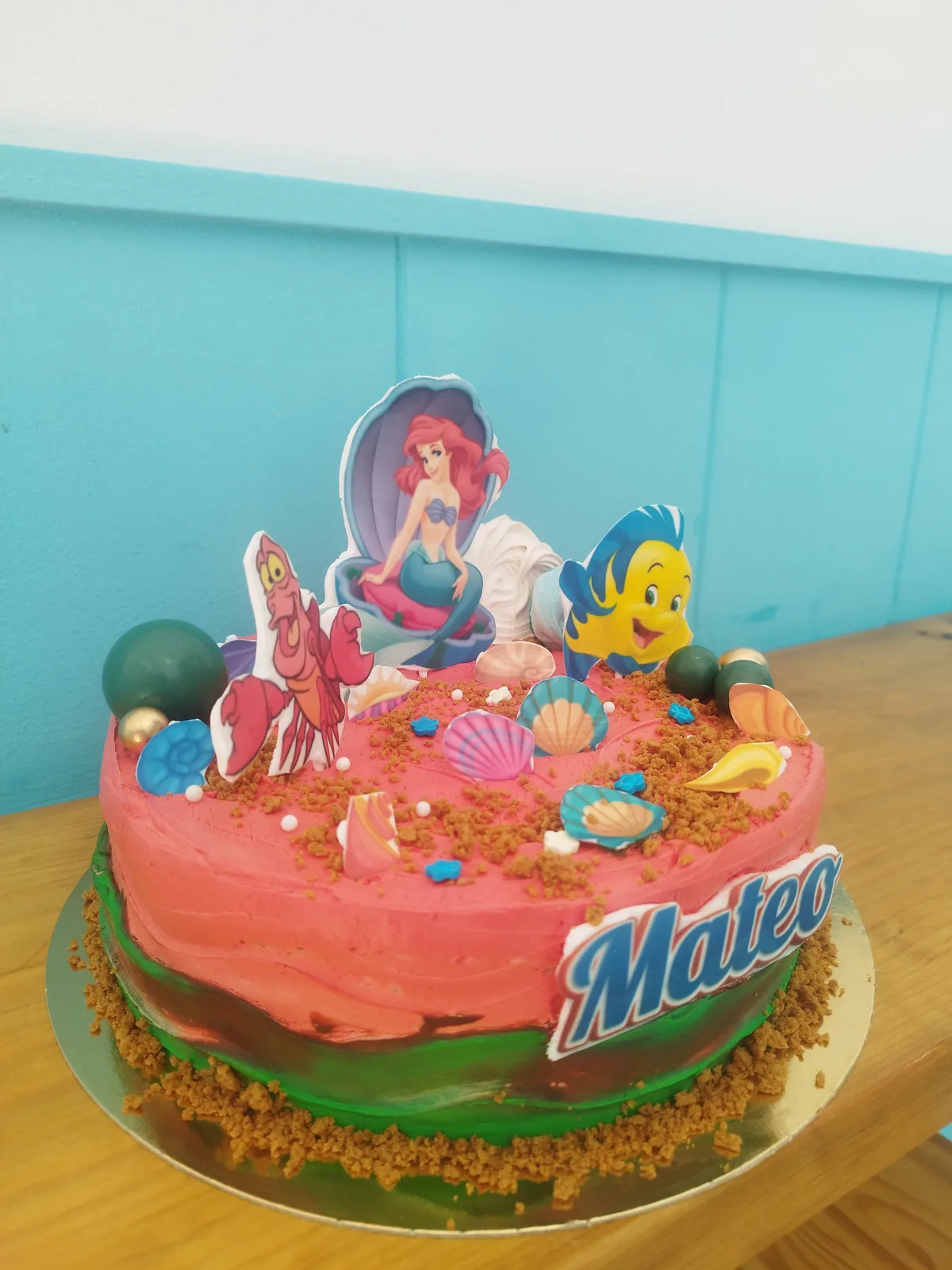 Tarta de la Sirenita en rosa y verde con personajes del fondo del mar