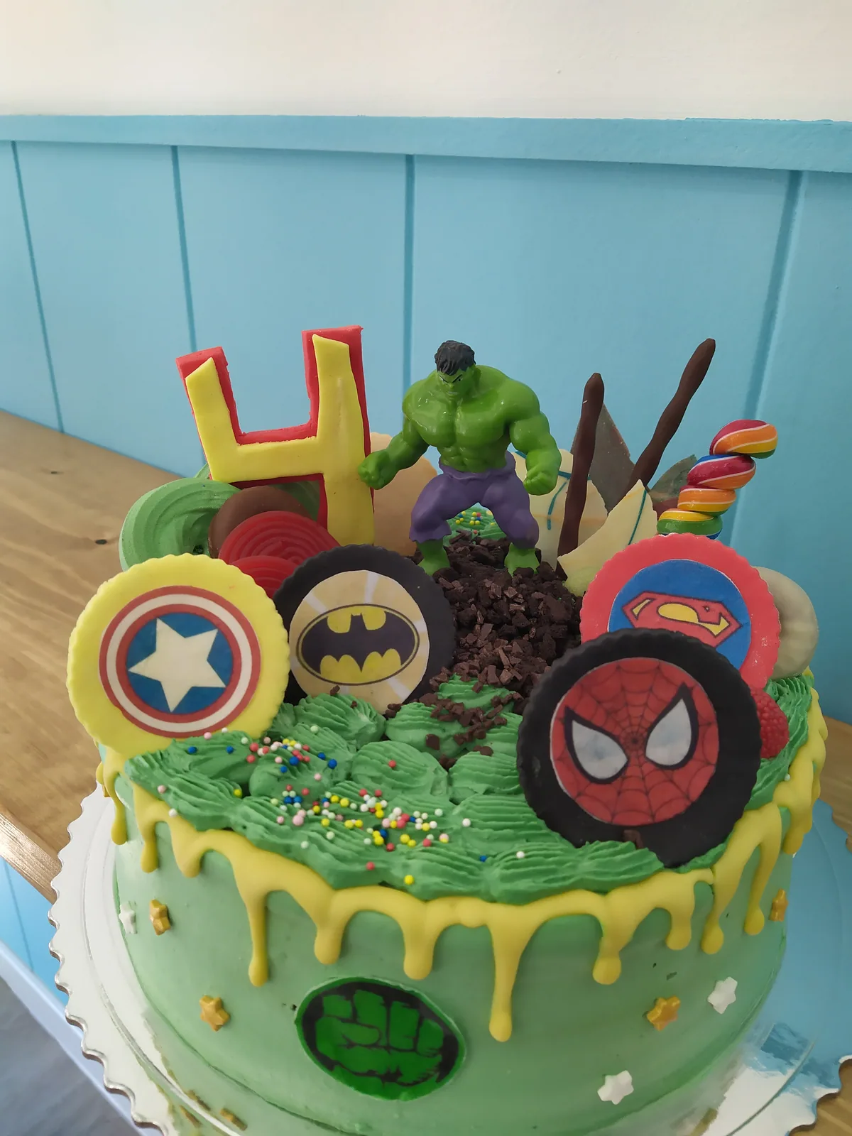 Tarta de los Vengadores con Hulk, escudos y personajes de fondant