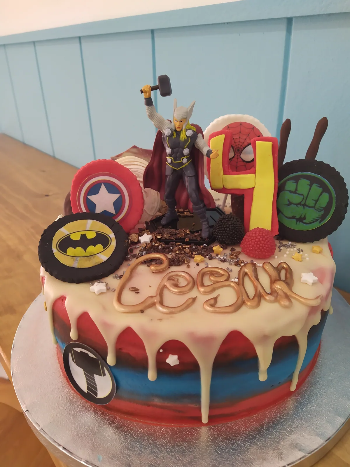 Tarta de superhéroes con drip de chocolate, Thor y el número uno