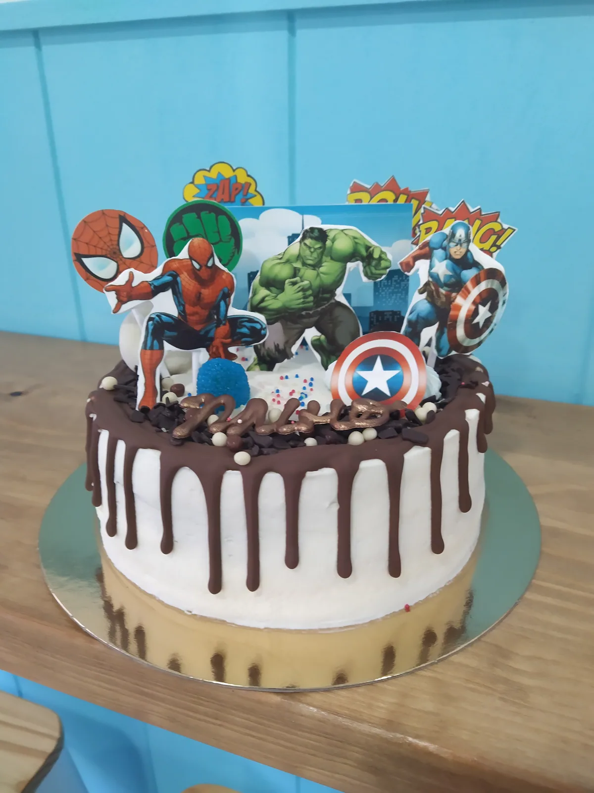 Tarta de los Vengadores con drip de chocolate y los escudos de los héroes