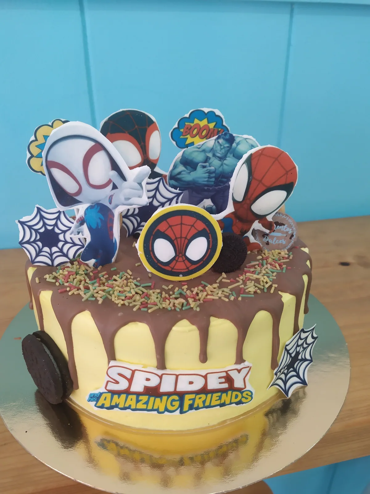 Tarta de Spidey y sus amigos con drip y personajes de fondant